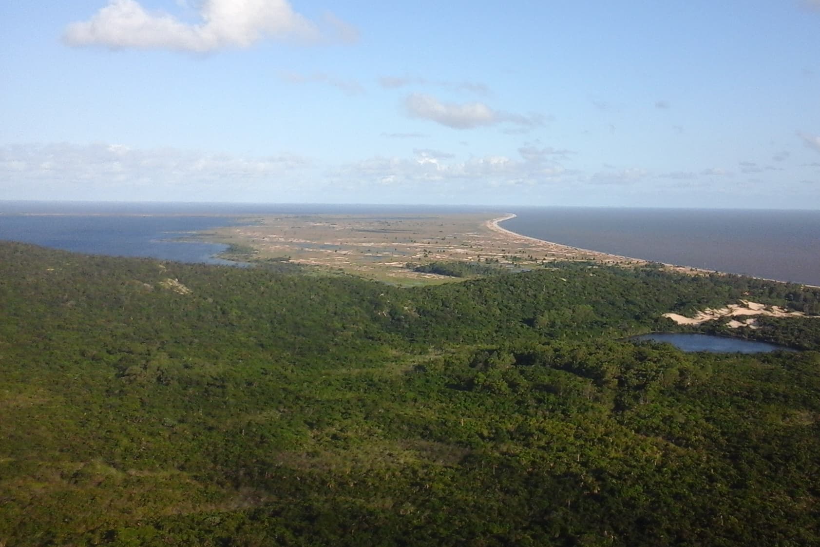 Vista panorâmica do Parque Estadual de Itapuã, vizinho de Barra do Ribeiro, no Lago Guaíba