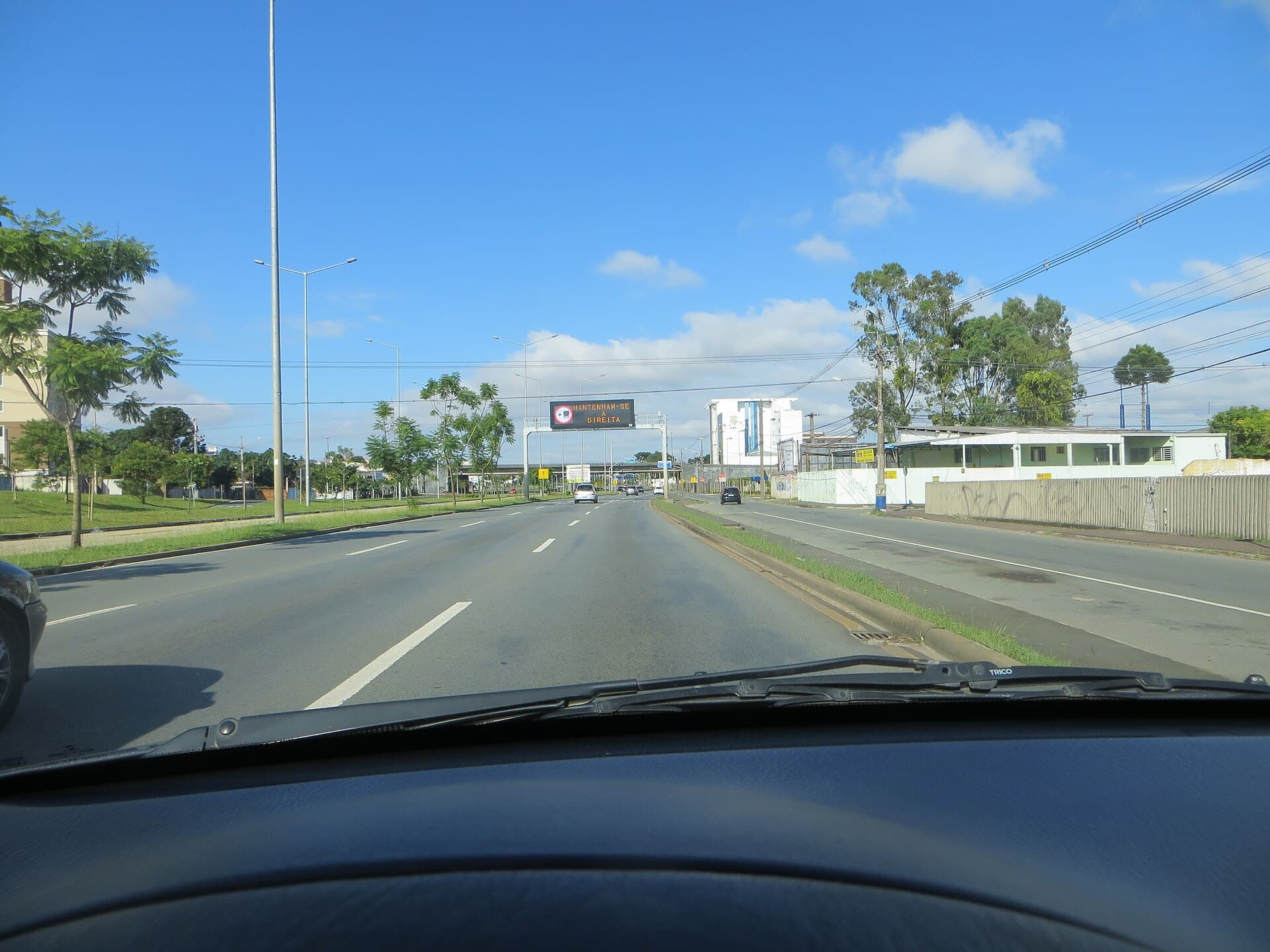 Pista da BR-116 com múltiplas faixas de rolamento em trecho urbano