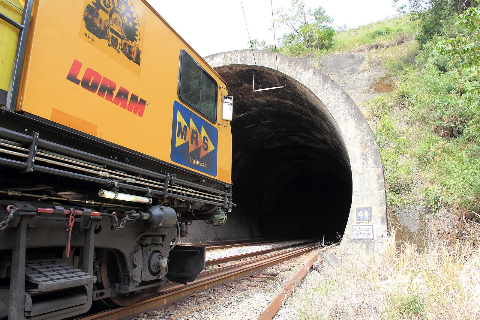 Equipamento de manutenção sobre trilhos em pátio ferroviário