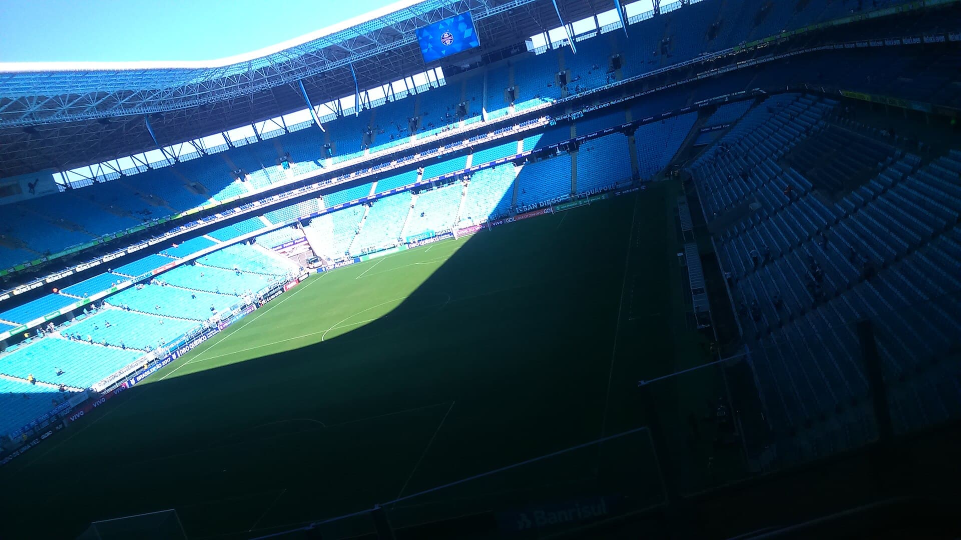 Vista aérea da Arena do Grêmio em Porto Alegre ao entardecer