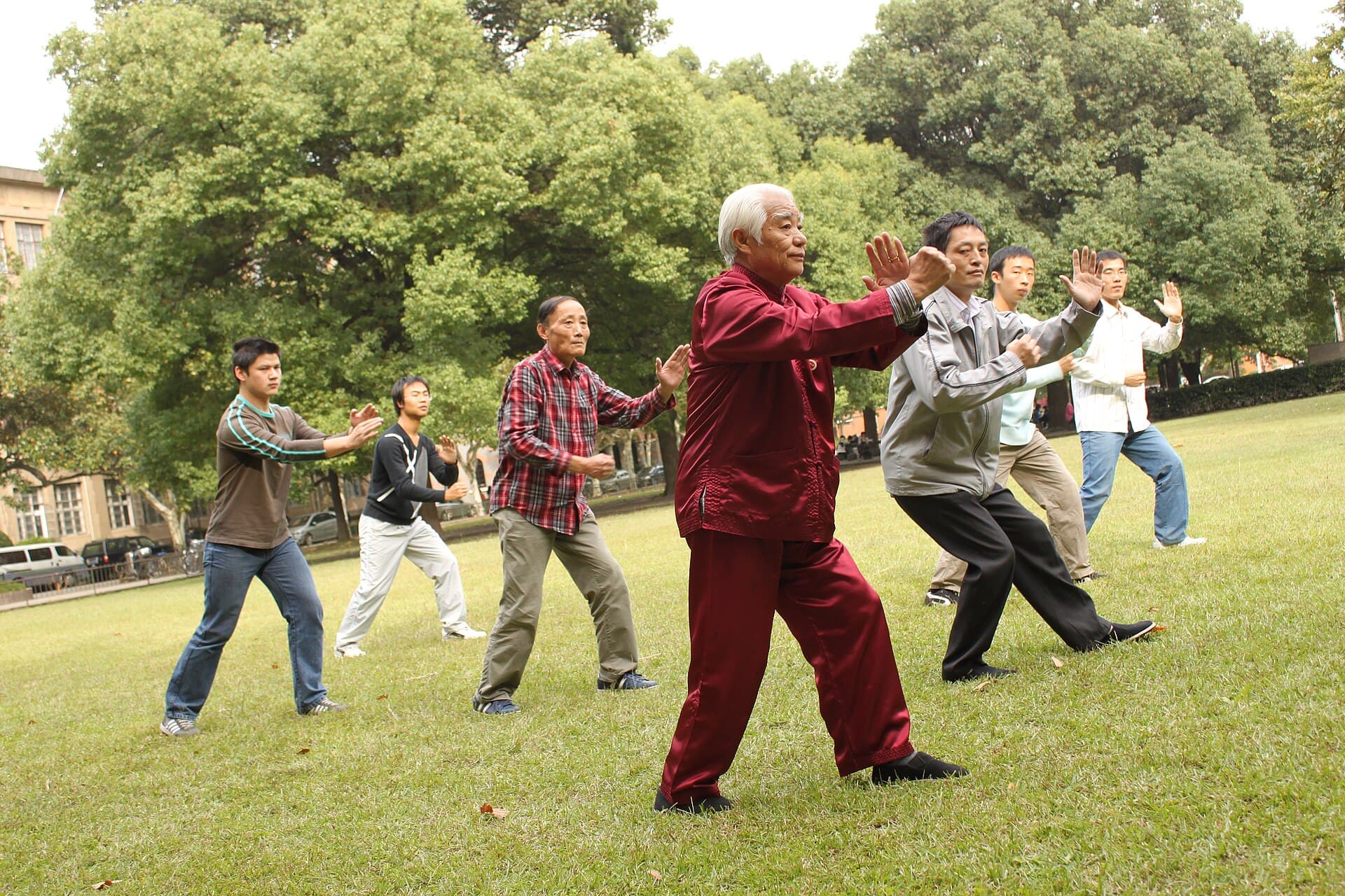 Praticantes de tai chi chuan em um parque ao ar livre