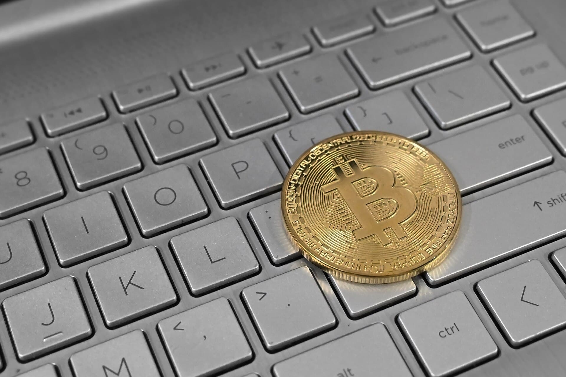 Биткоин на клавиатуре ноутбука — анонимная покупка VPS-хостинга за криптовалюту