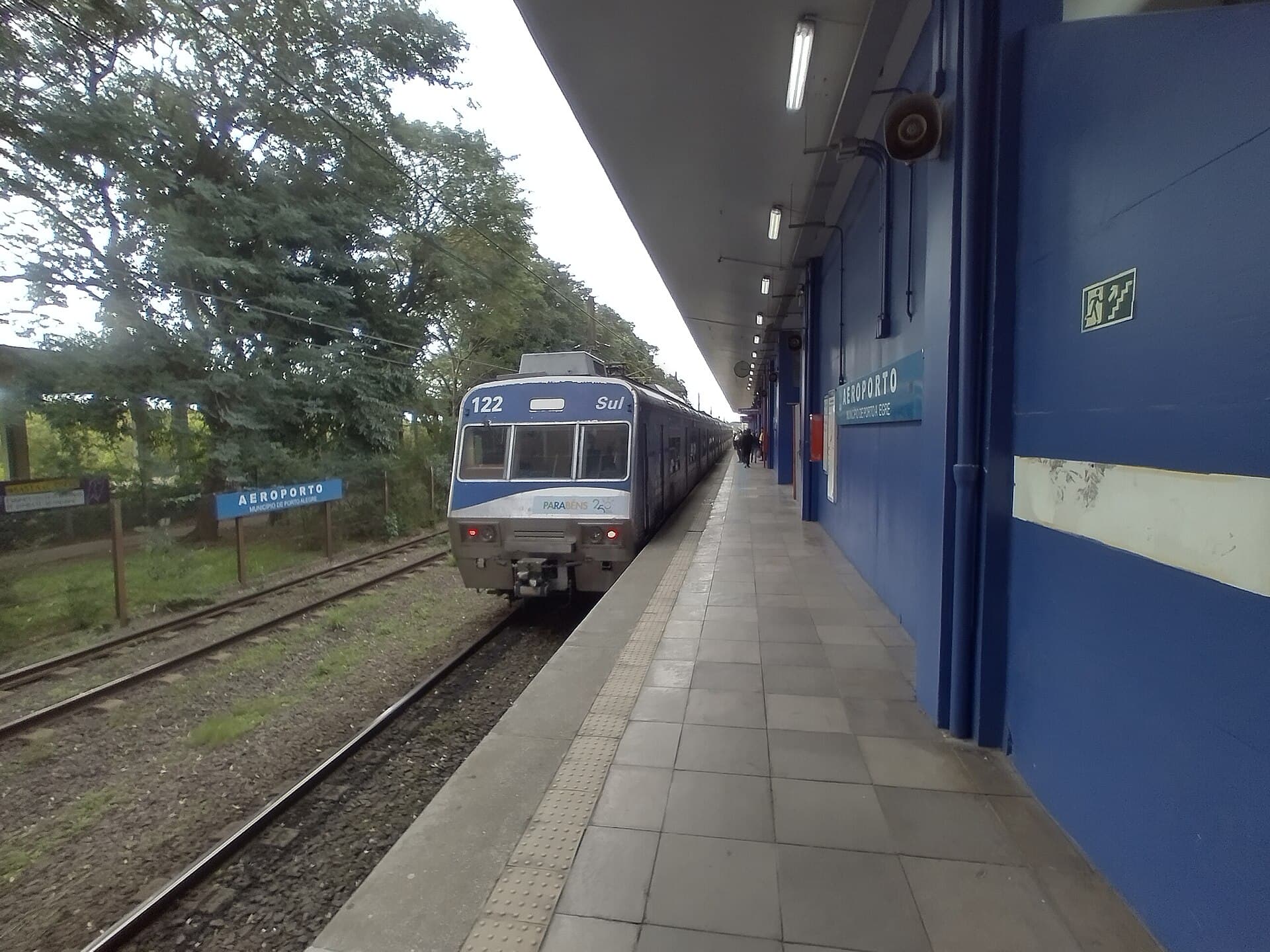Trem da Série 100 do Trensurb parado na Estação Aeroporto em Porto Alegre